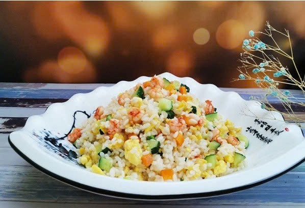 Cách làm món cơm rang thập cẩm hạt mềm trong giòn ngoài, không dính