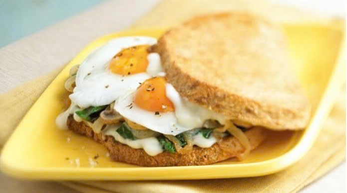 10 phút xong ngay bánh mì sandwich kẹp trứng cho bữa sáng đầy đủ dinh dưỡng