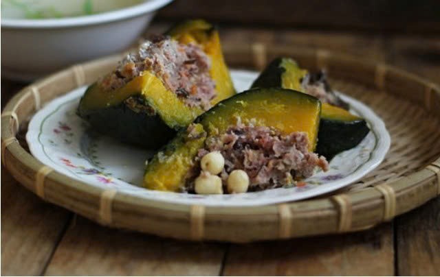 Bí đỏ nhồi thịt, hạt sen thơm ngon bổ dưỡng