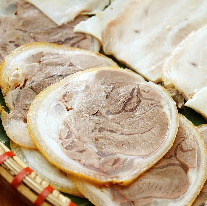 4 bước luộc móng giò nguyên chiếc thơm ngon, đẹp mắt