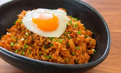 3 bước đơn giản xong ngay cơm chiên kim chi Hàn Quốc