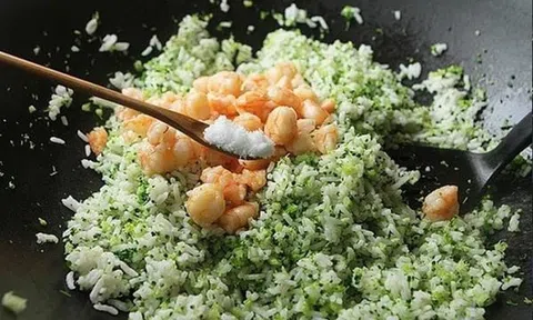 Cơm chiên tôm súp lơ xanh bắt mắt cho bữa sáng chắc bụng