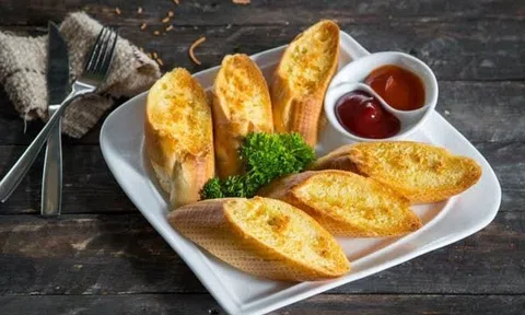 10 phút xong ngay bánh mì bơ tỏi cho bữa sáng nhanh gọn
