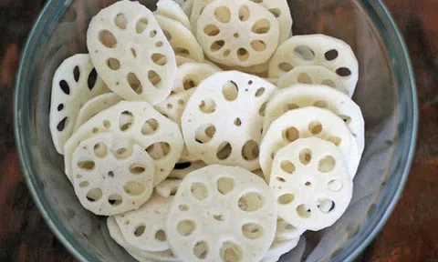 Củ sen kẹp cá thác lác chiên giòn: Món ngon ngày cuối tuần