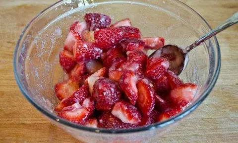 Mẹo làm kem dâu tây sữa chua mát lạnh vô cùng đơn giản