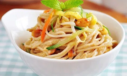 10 phút xong ngay món mì trộn cho bữa sáng chắc bụng