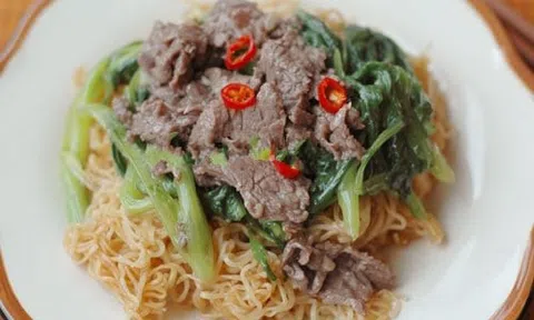 Cách làm mì tôm xào thịt bò nhanh gọn, nóng hổi cho bữa sáng