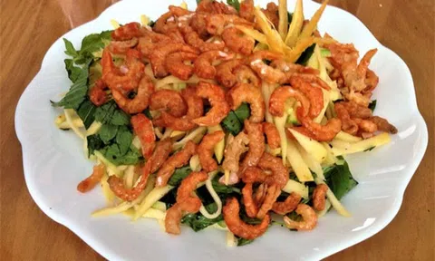 "Ứa nước miếng" với gỏi xoài tôm chua cay sần sật, ăn là mê tít