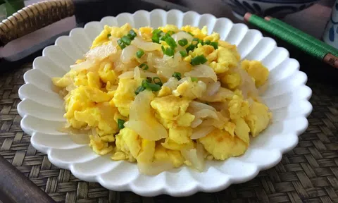 Trứng xào hành tây cho bữa sáng nhanh gọn chỉ mất vài phút