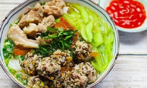 Cách làm bún dọc mùng cho bữa sáng hấp dẫn