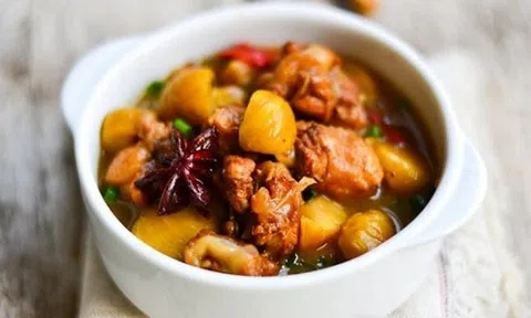 Gà om hạt dẻ bùi thơm, lạ miệng đổi vị cho bữa cơm gia đình