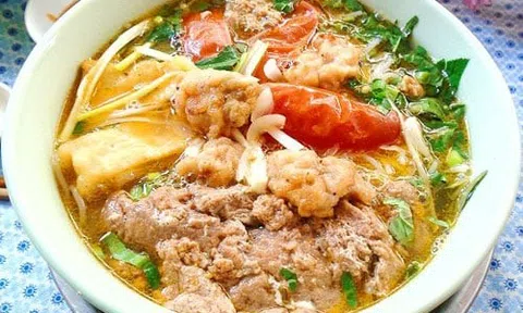 Bữa sáng ngon miệng, ấm bụng với món bún riêu cua chả mực