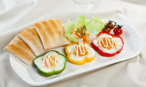 Cách làm trứng ốp la ớt chuông lạ miệng cho bữa trưa