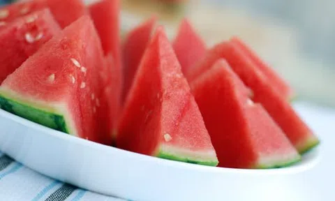 Những bài thuốc trị bệnh mùa hè từ dưa hấu