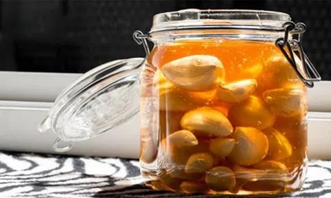 Tỏi ngâm mật ong - Bài thuốc quý giúp điều trị cảm cúm và vấn đề sức khỏe