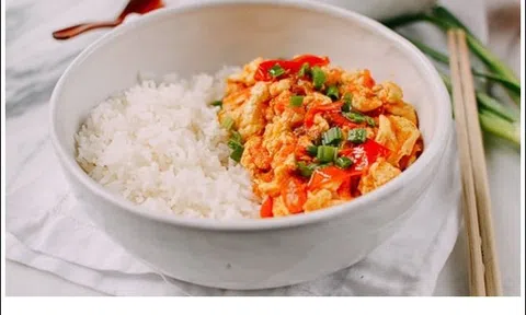 5 phút xong ngay món trứng xào cà chua cho bữa sáng