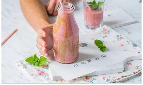 Làm sinh tố dâu tây và chuối bắt mắt như nhà hàng