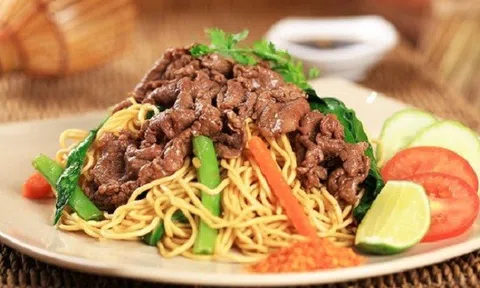 Cách làm mì xào bò rau cải cà chua nhanh gọn cho bữa sáng