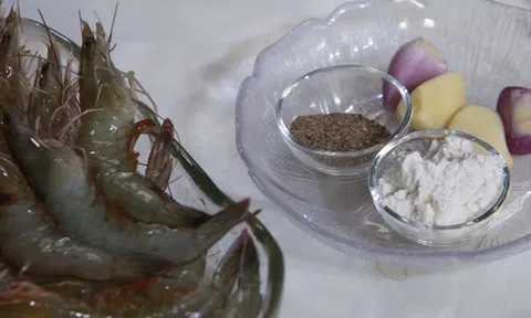 Học ngay cách làm tôm rang muối tiêu đậm đà lại hao cơm