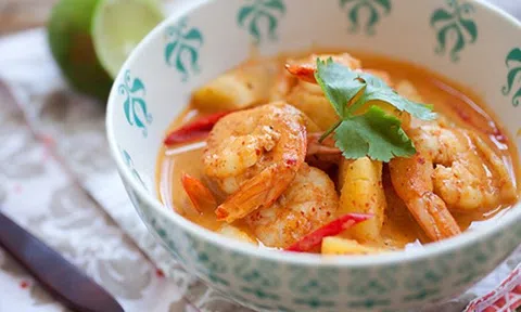 Tôm nấu cà ri kiểu Thái cho bữa cơm đổi vị
