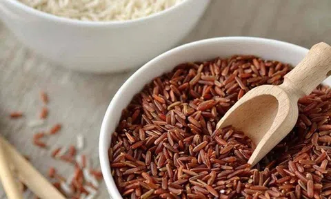 Dùng gạo lứt thay hoàn toàn gạo trắng được không?