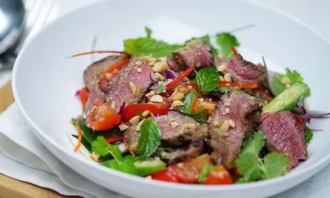 Bí quyết làm salad bò nướng ngon hơn nhà hàng