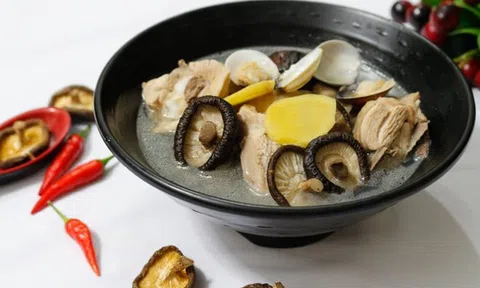 Món canh thịt gà nấu nấm hương thơm ngon khó cưỡng
