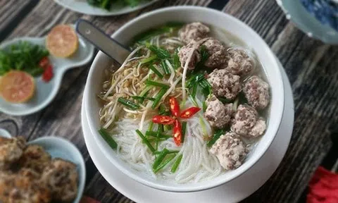 Điểm tâm nhanh gọn cho bữa sáng với bún mọc dọc mùng chuẩn vị