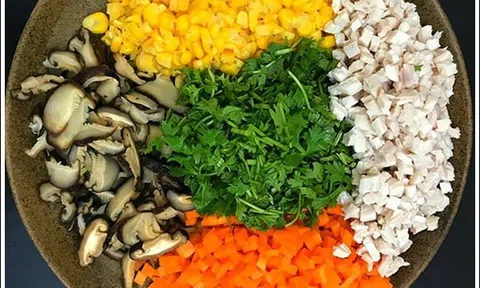 Súp gà ngô non bổ dưỡng, sánh mịn cho bữa tối nhẹ bụng