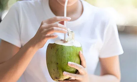 Biết 5 tác dụng này sẽ hiểu vì sao nhiều người uống nước dừa mỗi ngày