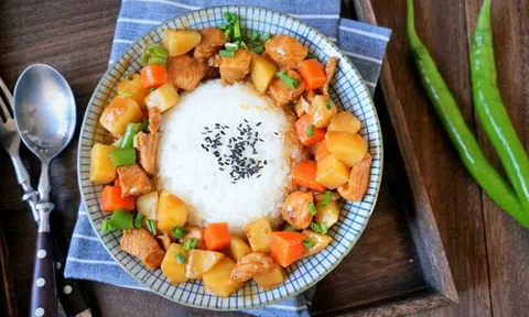 Làm cơm gà khoai tây đổi vị cho cả nhà ngày cuối tuần