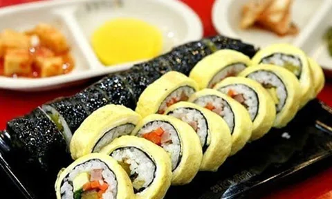 Làm bữa tối nhanh gọn với kimbap cuộn trứng rong biển chuẩn vị Hàn Quốc