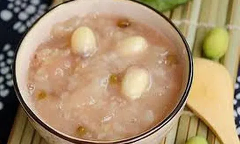 Cách nấu món cháo hạt sen hồng xiêm trị rối loạn tiêu hóa cho trẻ
