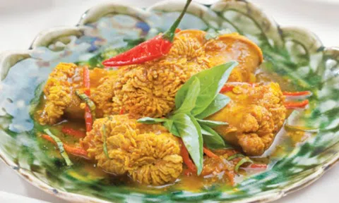 Cách làm trứng cá kho nghệ ớt ấm bụng ngày mưa
