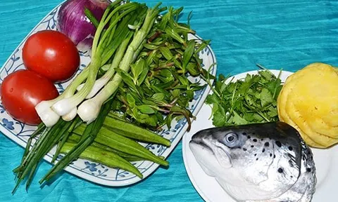 Cách nấu canh chua xương cá hồi thơm phức không bị tanh