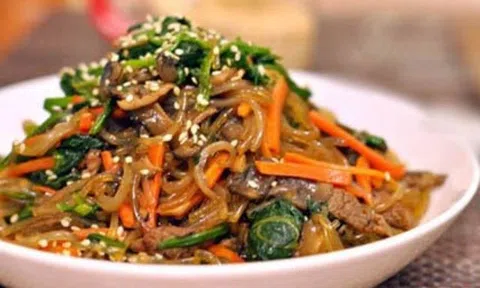 Cách làm miến xào kiểu Hàn giải nhiệt cho bữa trưa ngày nóng