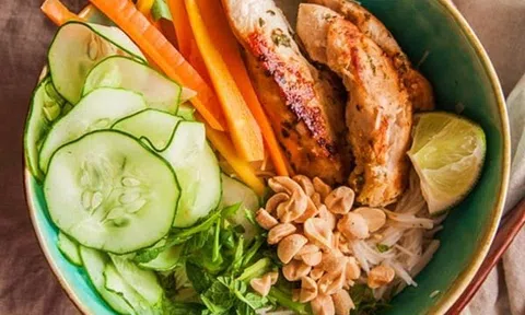 Bún trộn gà áp chảo ăn hoài không chán