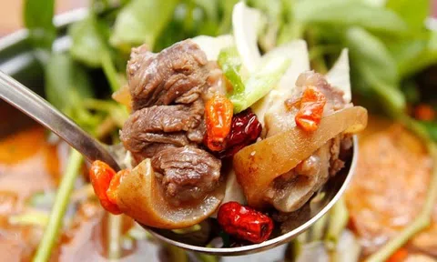Cách làm lẩu đuôi bò thơm ngọt đậm đà