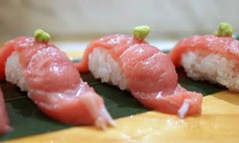 Ăn sushi siêu nhỏ, phải dùng kính lúp và tăm