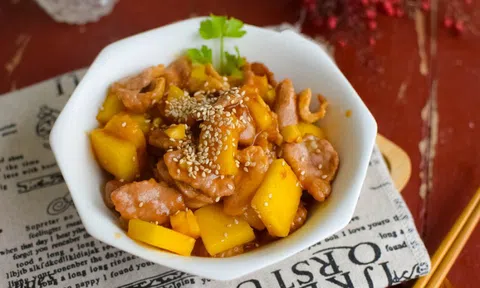 Mùa dứa chín nhất định phải học làm món thịt sốt dứa chua ngọt thơm nức