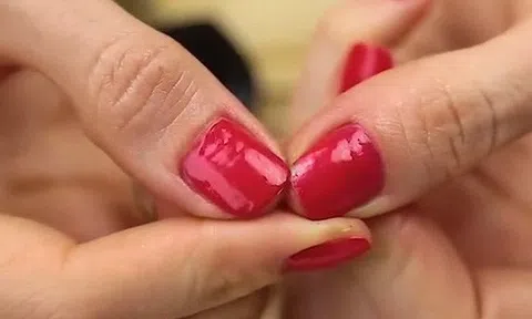 Nhiều người thường bị xước hay gãy móng tay khi làm việc này và đây là cách khắc phục