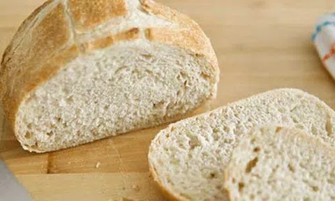 Chỉ với cách này, bánh mì khô cứng đến mấy cũng trở nên mềm ngon như mới ra lò