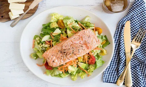 Salad cá hồi sốt dầu giấm đánh tan cái oi ả của nắng hè