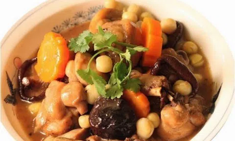 Bí quyết nấu canh gà hạt sen bổ dưỡng cho cả gia đình