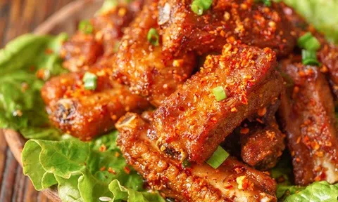 Muốn làm sườn cháy tỏi ngon bất bại phải pha nước sốt theo công thức này