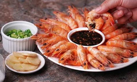 Nên luộc tôm bằng nước nóng hay nước lạnh?