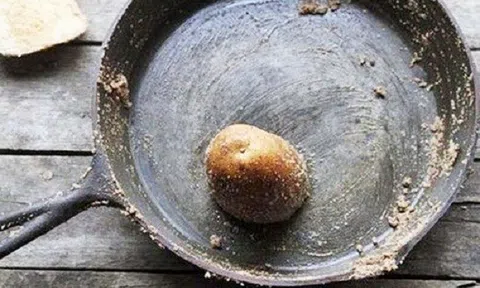 Mẹo làm sạch chảo bị cháy sạch bong trong tích tắc