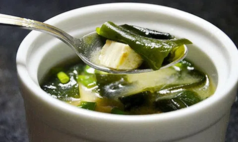 Trổ tài khéo tay với món chay canh rong biển đậu hũ