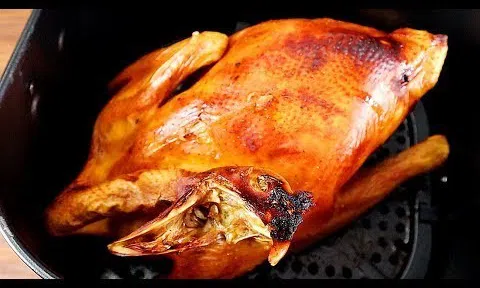 Cách làm món gà nướng nguyên con bằng nồi chiên không dầu