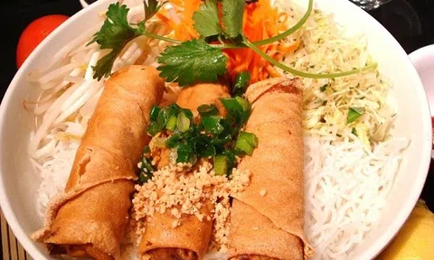 Bữa sáng ngon miệng, nhanh gọn với bún chả giò